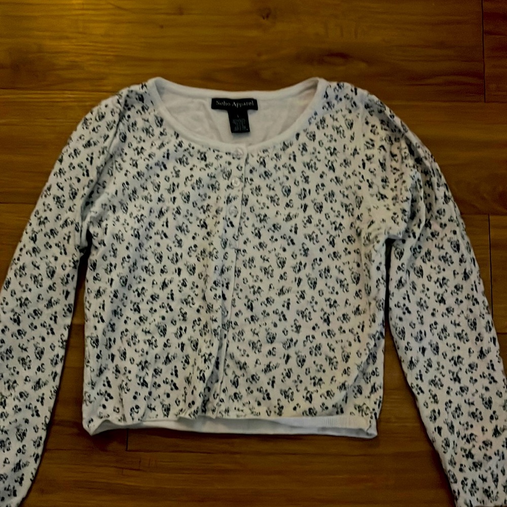 Soho Apparel white cardigan blue flower print (Large)